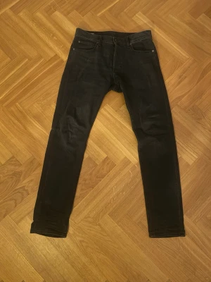 Svarta G-Star raw jeans modell 3301 - Stilrena svarta slim fit jeans i st33 längd 34 från G-Star!🔥 Jeansen är jävligt grisch och användarna av Lars-Ola.👌 Hör av er vid minsta fundering! Pris kan diskuteras!
