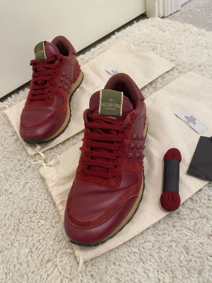 Rockrunners - Säljer dessa valentino rockrunners i storlek 40.  Passar 41, skicket är 9,5/10 pris 1599, skriv vid funderingar/bilder 