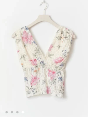 Topp Gina Tricot  - Fin top från Gina Tricot. Storlek S. Ny utan prislapp. Helt slutsåld. Det går bra att använda köp nu💕