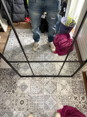 Blå slitna jeans från jack n jones  - Säljer ett par blå jeans med slitningar från jack n jones W29:L32