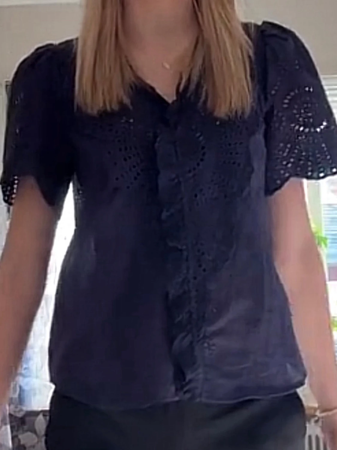 Mörkblå broderad blus med volang - 2