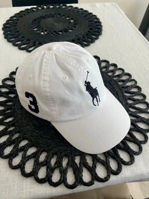 Ralph Lauren Keps (Äkta) - Hej!  Säljer denna super snygga och smått använda keps från RL som är äkta och köpt från Zalando.se  Tänker mig 400kr.  Den har lite gula fläckar på insidan som kommer av vanlig användning och går bort efter en tvätt.   Se bilderna för skicket! Finns i Nacka eller kan postas.   Tack /Dan