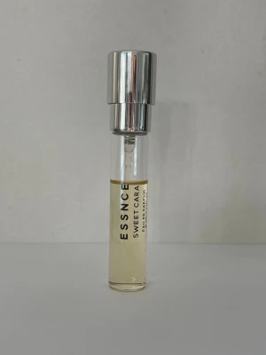 Essnce Sweet Cara Eau de Parfum - Essnce sweet cara  toppnot pion, svarta vinbär, Kokosgrädde, mandel, pistage. Hjärtnot jasmin orkide, karamell basnoter. sandelträ vanilj,  mysk. 8ml i hela flaskan ca 6ml kvar.  Nypris 130kr 