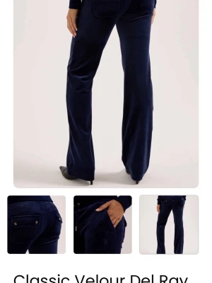 Mörkblå velourbyxor Juicy Couture - Mörkblå mjukisbyxor i velour från Juicy Couture med raka ben och fickor bak med lock och silverfärgade knappar. Byxorna har låg midja och mjukt, stretchigt material som ger en avslappnad och trendig look. Hade inte ork till att ta bilder på mig med dom, men skriv privat så löser jag💕