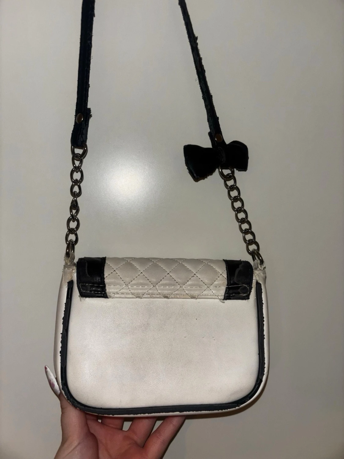Svart och vit axelväska med rosett - 1