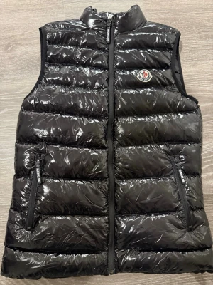 Väl känd märke väst  - Väl känd väst e väldigt bra kvalité passar har aldrig används. 