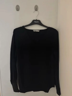 Svart långärmad tröja från ONLY - Stilren svart långärmad tröja från ONLY med v-ringning och dekorativa knappar vid ärmsluten. Aldrig använd 💖