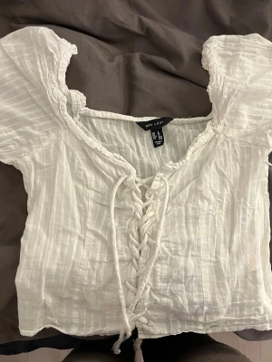 Topp med snörning  - Superfin!! Den är för liten för mig därför jag ej har bilder🩷skulle säga den passar xxs/xs