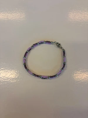 Handgjort Pärlarmband  - Handgjort smycke av oss i högkvalitativa pärlor och kedja i rostfritt stål. Vid eventuella frågor skicka DM 😇