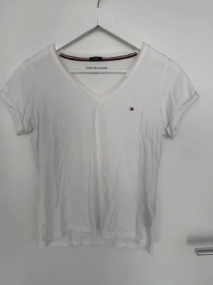 T-shirt från Tommy Hilfigher - Fin T-shirt från Tommy Hilfigher i strl xs. Använd några få gånger men är i fint skick.