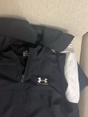 Vindjacka - Kom dm för pris och bilder. Har en hel svart i storlek xs.