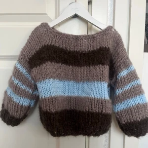 Stickad tröja med breda ränder - tröja som jag stickat helt själv!😊 Passar 92/98. Finns fler byxor och andra kläder på min hemsida, Googla Emanuel Dsgn! Allt är handgjort🫶🏻 Skriv om ni önskar annan strl