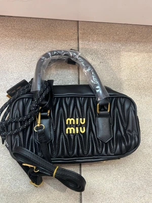 snygga väskan  - Väskan är i svart och hög kvalitet för de som vill bära modiga väskor .stor säljare  