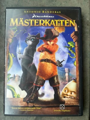 Mästerkatten dvd - DVD-film med "Mästerkatten" (Puss in Boots) och "De Tre Djävlarna" (The Three Diablos). Filmen är animerad och har svenskt tal. Speltid 1 timme 26 minuter. Rekommenderad ålder från 7 år.  Finns på språk: Svenska, Engelska, Finska   OBS!! skivorna är begagnade så det kan förekomma repor/hairlines på skivorna, men då jag kollar igenom alla filmer jag säljer garanterar jag att alla funkar felfritt om inget annat står! :)