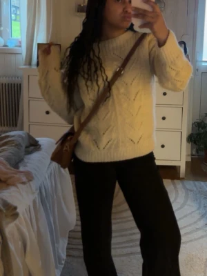 Vit stickad tröja - Säljer en krämvit stickad tröja, som man även kan göra till halvt off shoulder. Äkta ull!! Kan gå ner i pris!