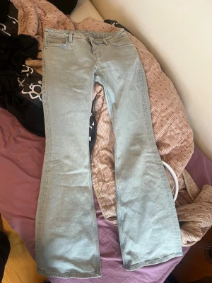 Ljusblå bootcut jeans från weekday - Säljer ett par ljusblå jeans från weekday med klassisk bootcut-modell. Jeansen har fem fickor, normal midja och är tillverkade i ett mjukt denimtyg. Perfekta för dig som gillar en retroinspirerad look med utsvängda ben. Strl 29/34