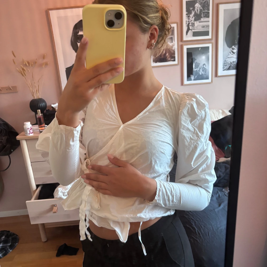 Vit omlottblus med puffärm och knyt - 1