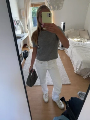 Vita raka jeans  - Säljer ett par vita lågmidjade jeans från mango. Perfekta till våren och sommaren ! 