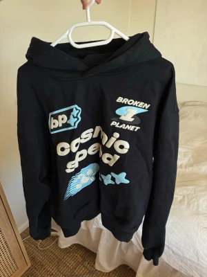 Svart Broken Planet hoodie strl L - Säljer en svart hoodie från Broken Planet som inte finns att köpa längre. Den är unisex och passar även bra som oversized om man har storlek M. Nypris ca 1000kr och den är gjord av organic cotton.
