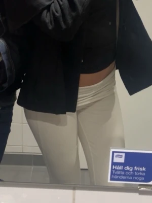 Beiga leggings med hög midja - Säljer ett par stilrena beiga leggings med hög midja och tight passform. Perfekta för att skapa en clean och snygg look. Materialet är stretchigt och följsamt, vilket gör dem bekväma att bära hela dagen. Passar till många olika outfits.