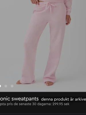 Ljusrosa mjukisbyxor  - Mjukisbyxor i ljusrosa färg från gina tricot kag har tvättat dem så dem är inte lika mjuka inuti men annars jätte snygga. Stl xs