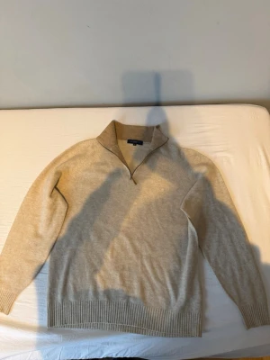 Burberry stickad half-zip beige - Snygg beige stickad tröja från BURBERRY med halv dragkedja vid kragen. Varm och go stickad tröja till nu under vintern och vem vill inte ha Burberry. Inga synliga tecken på användning.  Storlek M. Pris kan diskuteras 