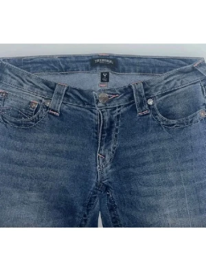 true religion jeans  - mörkblå jeans med ljusrosa detaljer från true religion, superbra skick! 