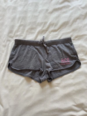 Grå lågmidjade mjukisshorts  - Grå lågmidjade mjukisshorts ifrån Hollister i storlek S! 