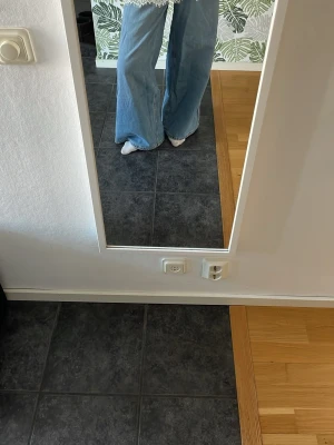 Blåa vida jeans från MNG - Säljer ett par ljusblå jeans från MNG köpta från Spanien. De har hög midja och utsvängda ben. Klassisk femficksmodell i mjukt denimtyg. Perfekta för en avslappnad och trendig look.