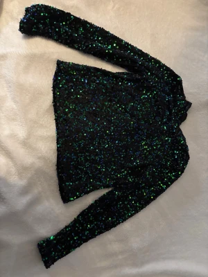 Paljett tröja/topp - Sällan använd paljett tröja från Vera Moda i storlek M