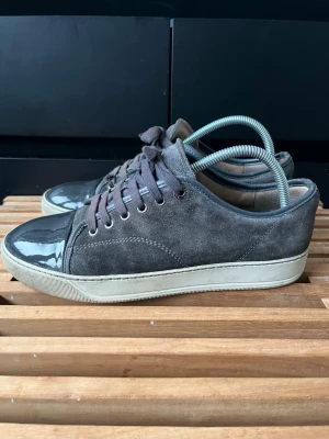 Lanvin elephant grey  - Tjena, säljer nu dessa riktigt snygga och populära lanvinsen i den snyggaste färgen elephant grey, de är använda så finns en del smuts men inga tydliga skador eller slitage, storlek Uk 6/ Eu 40/41, endast skorna ingår, hör av er vid frågor och funderingar🙌🤝 