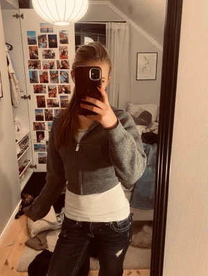 Grå stickad Hoodie  - Säljer en grå stickad  hoodie från ZARA med dragkedja och huva. St.l 152 men passar som xxs🥰