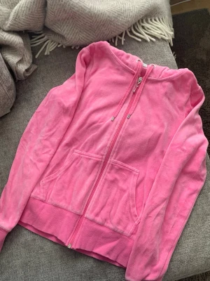 Rosa velour hoodie med dragkedja 💕 - Säljer en rosa hoodie i mjuk velour med dragkedja framtill och två fickor. Hoodien har huva med snören och ribbade muddar vid ärmar och nederkant. Perfekt för en chill och avslappnad look.