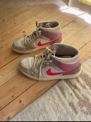  Jordan 1 mid - Säljer ett par Nike Air Jordan 1 Mid sneakers  Valentine edition 