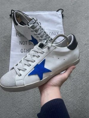 Golden Goose skor - Ett par skitsnygga Golden Goose i storlek 42!🌟 Mörkblå häl och Blå stjärna! De är i otroligt bra skick, bara använda ett fåtal gånger! OG Dustbag fås med! Kvitto/orderbekräftelse finns 🙏