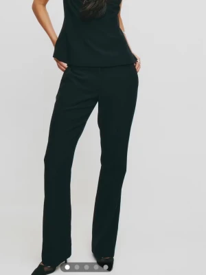 Svarta raka kostymbyxor med låg midja - Snygga svarta kostymbyxor med rak passform och medelhög midja.