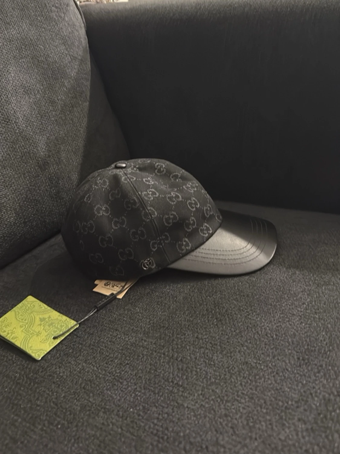 Svart Gucci keps med GG-mönster