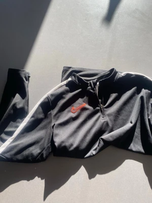 Nike tränings tröja  - Säljer nu denna riktigt snygga Nike tränings tröjan i st 170, bara höra av dig vid frågor eller funderingar och pris kan absolut diskuteras.