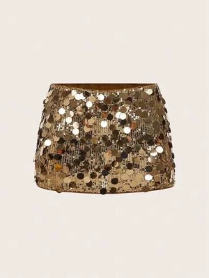 Guldig paljettkjol i kort modell - Supersnygg kort kjol täckt med stora guldiga paljetter som verkligen fångar ljuset. Perfekt för dig som vill sticka ut och glänsa. Kjolen har en tajt passform och elastisk midja för extra komfort.