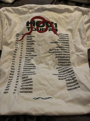 Hov1 t-shirt - Vit t-shirt från Hov1 med stort tour-tryck på ryggen och en liten krona på bröstet. Oversized passform och klassisk rund hals. Tröjan är aldrig använd. Skriv gärna frågor 