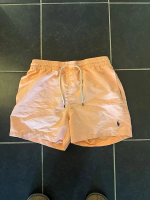 Rosa Ralph Lauren badbyxor  - Säljer mina helt oanvända rosa Ralph lauren badbyxor, köpta för 1099kr, storlek L men passar M och S, mitt pris 599.