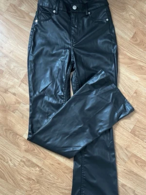 Läderbyxor  - Säljer dessa fina läder byxor som är utsvängda💞