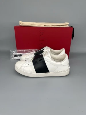 Valentino Open Skor - • The shoes have been gently used and are in good condition  • Size: 41 (fits 41.5–42)  • Color: Black  • Retail price: 7280 SEK / 590€  • Box, dustbag & new laces included  Note: leather and sole has been re-painted