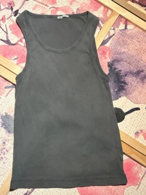 ZARA Linne - Zara linne i mörkgrå färg. Bra skick. Storlek M.  Zara tank top in dark grey. Good condition. Size M.