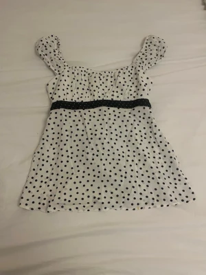 Prickig topp Hollister  - Snygg prickig topp från Hollister, köpt i London, storlek s. Aldrig använd, bara testad med lappen kvar💗