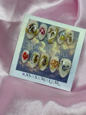 Chase (XS);Short Almond - Unika handgjorda press-on naglar i beige bas med coola djurmönster, guldiga detaljer och motiv som leopard, stjärnor, text och röda läppar. Handgjorda och dekorerade med små guldfärgade kedjor och stickers. Perfekt för dig som vill sticka ut med din nagelstil.XS: 14 mm, 11 mm, 11,5 mm, 10 mm, 8 mm 