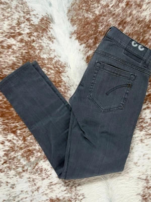 Grå jeans från Dondup - Snygga grå jeans från Dondup med slim passform och klassisk femficksmodell. Jeansen har knappgylf och diskreta sömmar. Tillverkade i mjukt bomullsmaterial med lite stretch för extra komfort. Perfekta för en clean och stilren look. Skick 9/10. Nypris ca 3000. Perfekt till våren. Storlek 33 men passar 30-31. Bara att höra av sig vid frågor// Carl