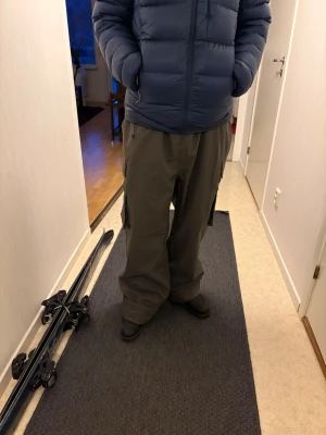 Capeesh pantaloni dark grey - Snygga skidbyxor från capeesh. Använda typ 10 sessions, helt slutsåld färg från förra säsongen. Passar perfekt för mig 180 lång utan att vika när pjäxorna är på.