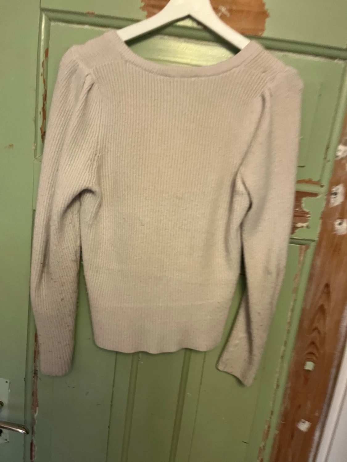 Beige stickad tröja med v-ringning - 1