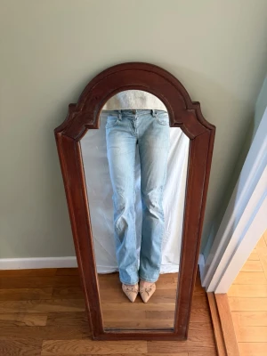 Ljusblå Levi's 570 - Säljer ett par ljusblå Levi's 570 med rak passform. Jeansen har låg midja och slitningar vid bensluten samt vid fickorna. 98% bomull. Storlek S/M, hör av dig för exakta mått!